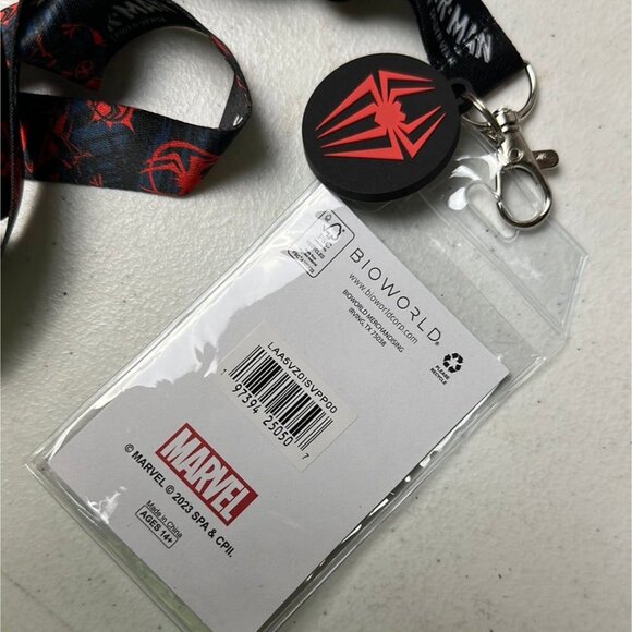 Marvel Spider-Man Across The Spider-Verse - Miles Morales & Spider-Gwen Lanyard - Picture 6 of 6
